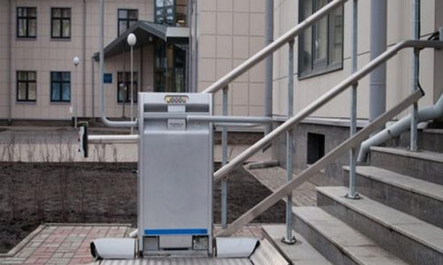 Сам собі винахідник: візочник створив підйомник для інвалідів