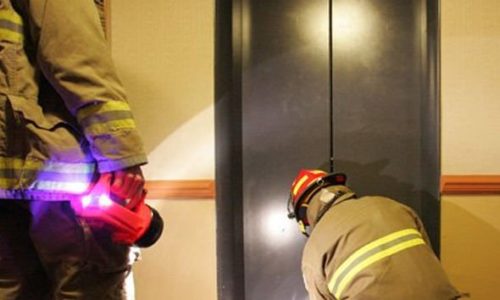 Инструкция, как действовать, если застрял в лифте