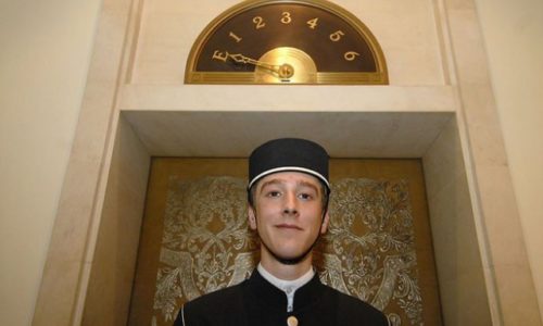 Лифтер: «антиквариат» или необходимая профессия